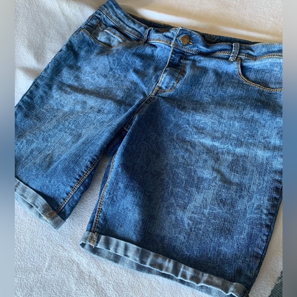 Faded Glory Pants - Faded Glory Blue Embossed Floral Women Bermuda Shorts Size 18 Denim Casual